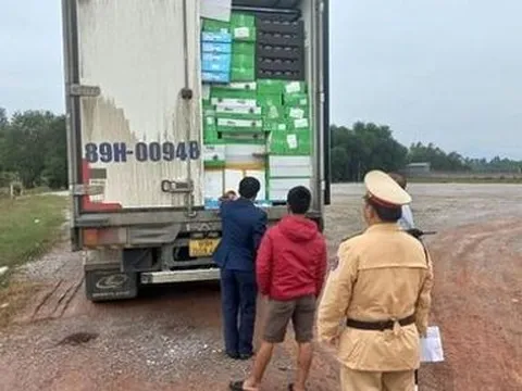 Phát hiện hơn 6 tấn thực phẩm "bẩn" bên trong thùng xe đông lạnh