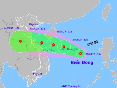 Áp thấp nhiệt đới sắp mạnh thành bão, hướng thẳng vào miền Trung