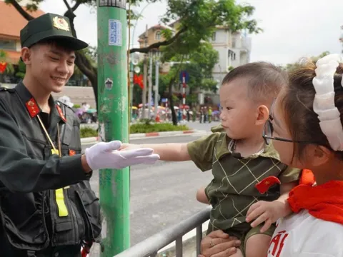 “Bộ đội nhí” chìa tay chào chiến sĩ cơ động tại buổi sơ duyệt diễu binh, diễu hành