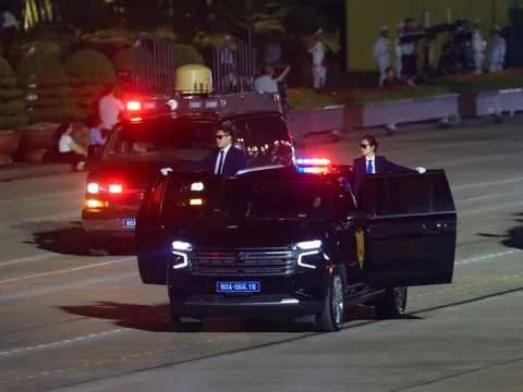 Video: Cảnh vệ K01 "cực ngầu" gây ấn tượng trong đêm sơ duyệt diễu binh 2/9