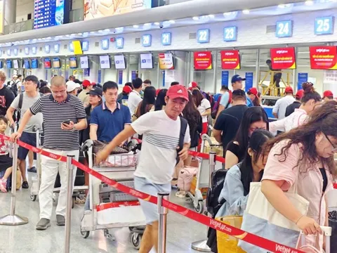 Giá vé máy bay Hà Nội tăng vọt, nhiều khách chọn bay đêm