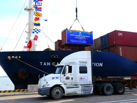 Cụm cảng Cần Thơ đón tàu container: Cú hích phát triển vùng nông sản lớn nhất nước