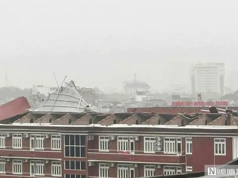 Bão dữ càn quét, nhiều trường học ở Nghệ An tốc mái, hư hỏng nặng