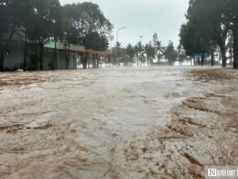 Bão số 5 đổ bộ, nhiều tuyến đường ở Nghệ An chìm trong nước