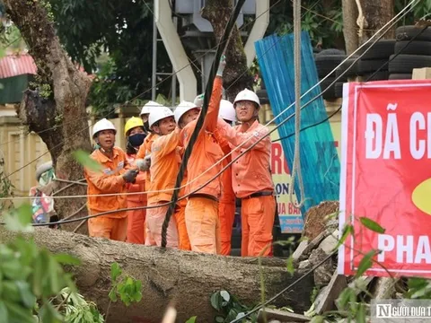 Thợ áo cam căng mình dựng lại nguồn điện sau bão số 5