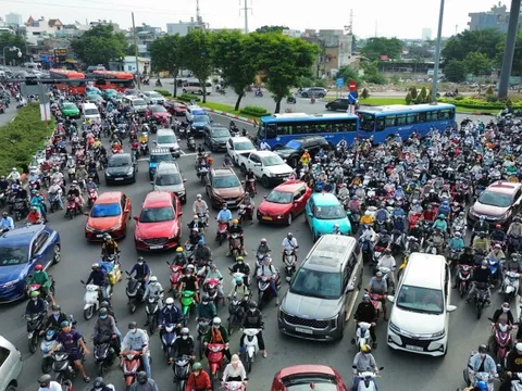 Người dân vất vả qua cầu Bình Triệu 1 trong ngày đầu cấm xe