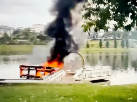 CLIP: Cầu nổi tiếng ở hồ Xuân Hương Đà Lạt bốc cháy ngùn ngụt