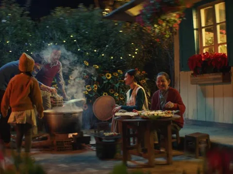 Trao quà sức khỏe, tri ân tấm lòng mẹ cha