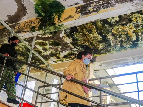 Đà Nẵng: Trung tâm y tế xuống cấp, nước chảy trên đầu bệnh nhân và bác sĩ