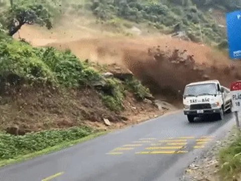Khoảnh khắc đứng tim: Hàng trăm khối đất đá đổ ập xuống ngay khi ô tô vừa đi qua