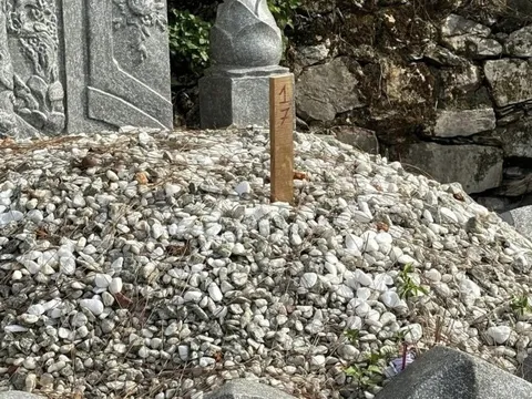 Huế: Người dân bức xúc vì mộ phần bị đóng cọc để đánh số