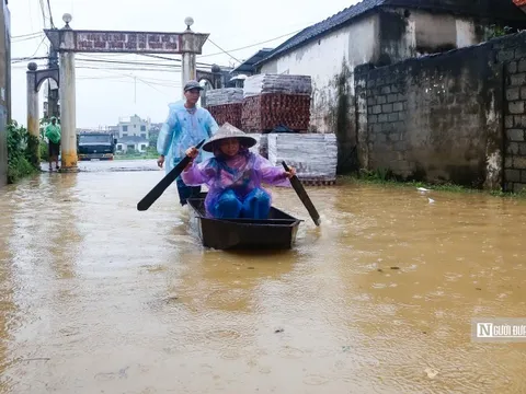 Người dân ngoại thành Hà Nội hối hả chạy lũ