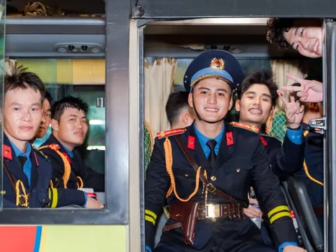 VIDEO: Khoảnh khắc đáng yêu mà bộ đội và người dân dành cho nhau tại điểm tập kết tối Sơ duyệt A80