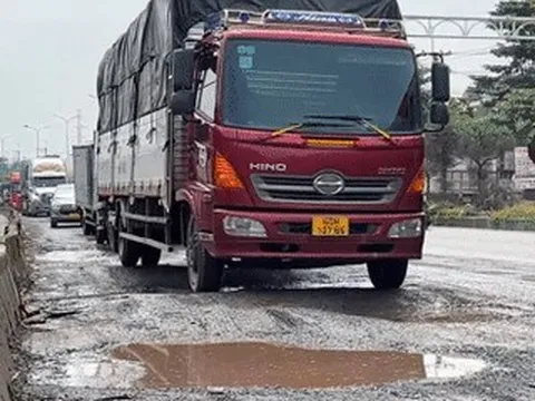 Ô tô chao đảo, tài xế run rẩy trên quốc lộ dày đặc ổ trâu, ô voi