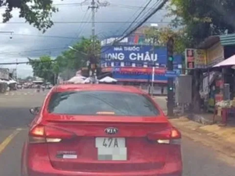 Hành động của tài xế ô tô khiến nhiều người bức xúc, cảnh sát vào cuộc
