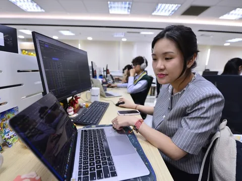 Khối ngoại bán ròng đột biến hơn 4.000 tỉ, xả mạnh loạt cổ phiếu 'hot' nào?