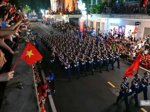 Các khối diễu binh "đi giữa lòng nhân dân"