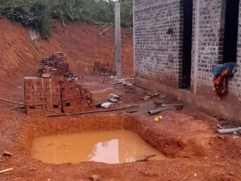 Rơi xuống hố đào để làm hầm phốt, cháu bé 6 tuổi đuối nước tử vong