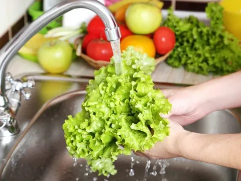 Có phải ngâm rau càng lâu, rau càng sạch?