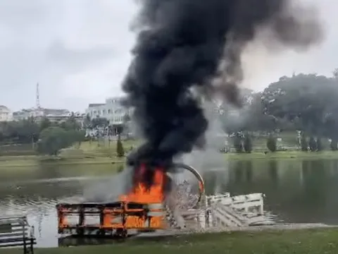 Người dân đốt vàng mã, cầu chữ Y ở hồ Xuân Hương Đà Lạt bốc cháy