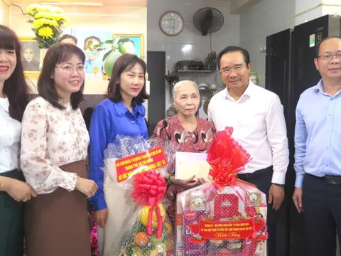 Chủ tịch UBND TP HCM thăm, tặng quà Mẹ Việt Nam anh hùng