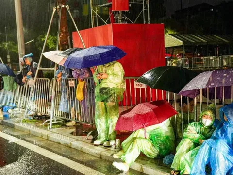 Bất chấp trời mưa, người dân "trải bạt giữ chỗ" xuyên đêm chờ xem sơ duyệt diễu binh, diễu hành