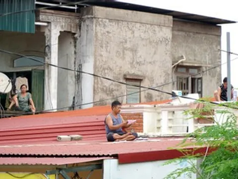 Tràn đê sông Bưởi ở Thanh Hóa, dân leo mái nhà sinh hoạt