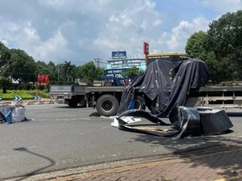 Trùng hợp khó tin: Thêm vụ 2 cuộn thép nặng hàng chục tấn rơi khỏi xe tại cùng vị trí