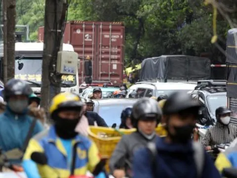 Nhiều tuyến đường ở Hà Nội 'không thể nhúc nhích' vì ùn tắc