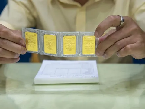 Giá vàng miếng SJC vọt lên 128 triệu đồng/lượng dù giá vàng thế giới đi xuống