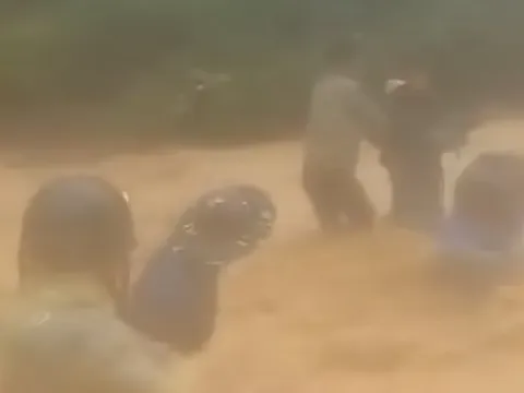 Xúc động video cán bộ xã biên giới vượt lũ dữ đưa người dân đến nơi an toàn