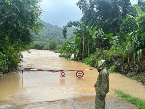 Quốc lộ 7 "tê liệt", hàng loạt bản làng ở Nghệ An bị cô lập sau bão số 5