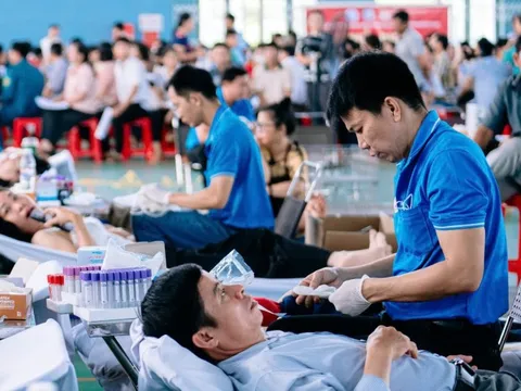 Câu chuyện cảm động trên hành trình 260km mang máu khẩn trương cứu người