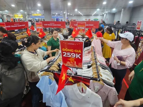 Người dân TP.HCM hào hứng săn hàng giảm giá đến 80%... 'dưới lòng đất'