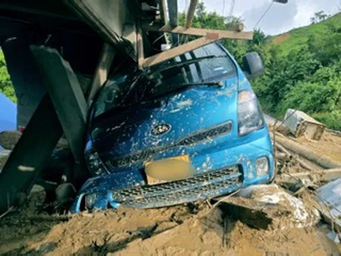 30 phút lũ quét kinh hoàng tràn qua, hàng chục người mất nhà