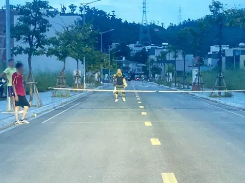 Căng lưới chắn ngang đường chơi pickleball