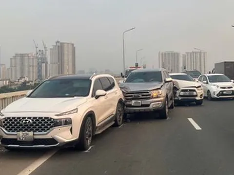 3 ô tô tông liên hoàn trên cầu Thăng Long, gây ùn tắc kéo dài hơn 10km