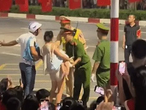 Người mẹ hốt hoảng lao vào chốt bảo vệ diễu binh cầu cứu, Đại úy CSGT hành động bất ngờ