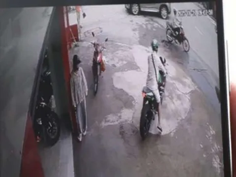 Cùng đi xem xe, người đàn ông bỏ lại bạn gái rồi lấy xe máy phóng mất hút