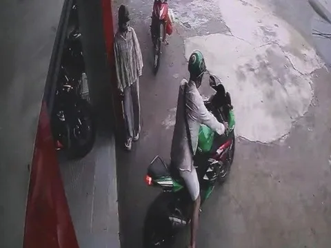 Cùng đi mua xe, gã trai biến mất sau khi bỏ bạn gái "làm tin"