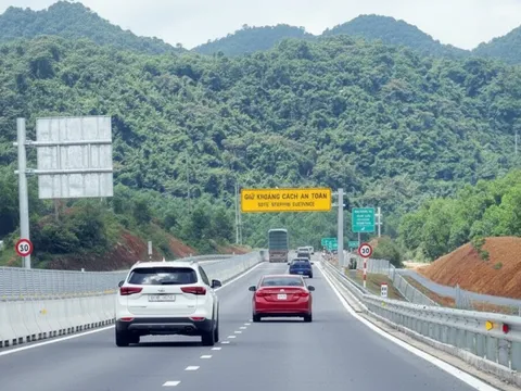 Vì sao đường cao tốc Vũng Áng - Bùng vừa thông xe đã cấm xe tải nặng?