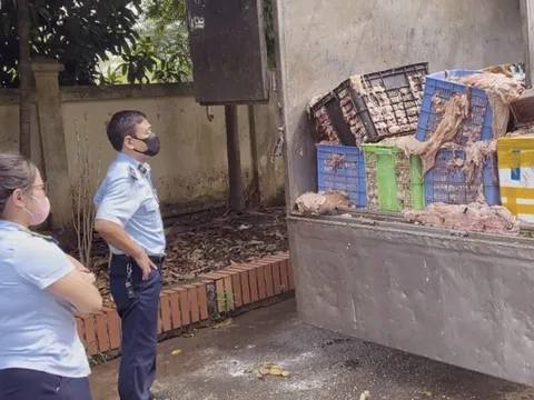 Hà Nội: Phát hiện ô tô vận chuyển hơn 2 tấn mỡ và da bò không rõ nguồn gốc