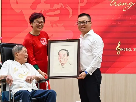 Nhạc sĩ Phạm Tuyên trao tặng ca khúc “Như có Bác trong ngày đại thắng” cho Báo Nhân Dân