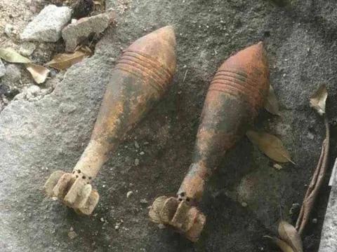 Đang làm vườn, phát hiện 2 quả đạn cối còn nguyên ngòi nổ