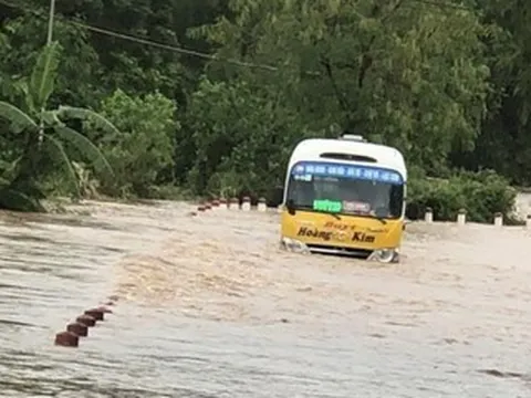 Tài xế xe buýt ‘thông chốt’ lao vào dòng nước xiết, tiết lộ lý do khó tin