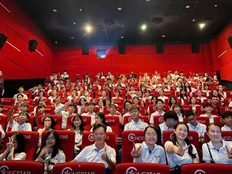 Một trường cấp 3 ở Huế cho học sinh đi xem miễn phí phim “Mưa đỏ”