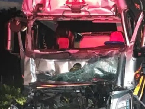 Xe đầu kéo biến dạng sau va chạm trên cao tốc Phan Thiết - Dầu Giây, tài xế tử vong