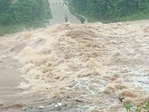 Quảng Trị mưa lớn gây chia cắt một số nơi, sơ tán người dân đến nơi an toàn