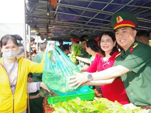 "Gian hàng 0 đồng, gắn kết tình Quân - Dân" ở TP HCM