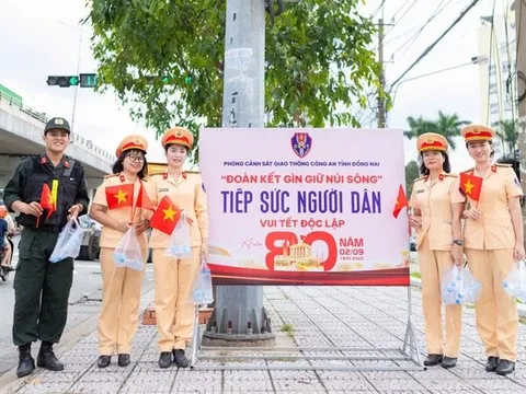 Hình ảnh đẹp: CSGT Đồng Nai phát cờ Tổ quốc, nước suối miễn phí cho người dân